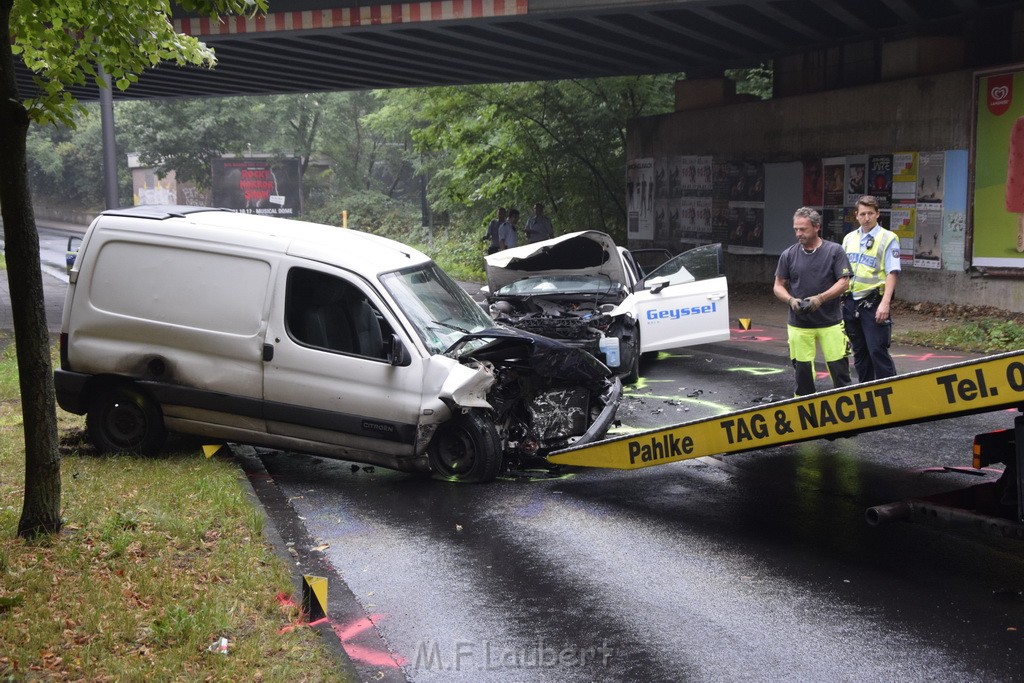 VU Frontal Koeln Hoehenhaus Berlinerstr vor Leuchterstr P41.JPG - Miklos Laubert